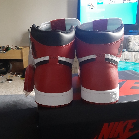 Jordan 1 Chicagos - Picture 2 of 5